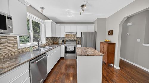 6799 Rosen Lake Road, Jaffray, BC - Indoor Photo Showing Kitchen With Double Sink With Upgraded Kitchen