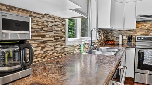 6799 Rosen Lake Road, Jaffray, BC - Indoor Photo Showing Kitchen With Double Sink With Upgraded Kitchen