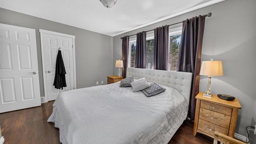 6799 Rosen Lake Road, Jaffray, BC - Indoor Photo Showing Bedroom