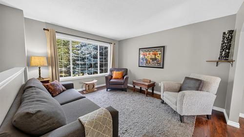 6799 Rosen Lake Road, Jaffray, BC - Indoor Photo Showing Living Room