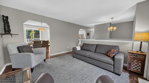 6799 Rosen Lake Road, Jaffray, BC - Indoor Photo Showing Living Room