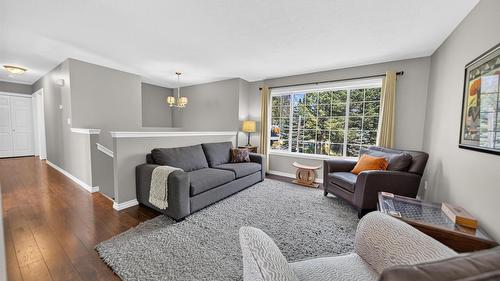 6799 Rosen Lake Road, Jaffray, BC - Indoor Photo Showing Living Room
