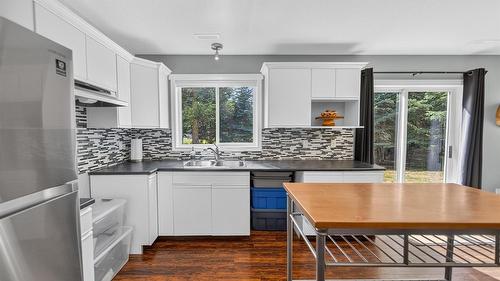 6799 Rosen Lake Road, Jaffray, BC - Indoor Photo Showing Kitchen With Double Sink