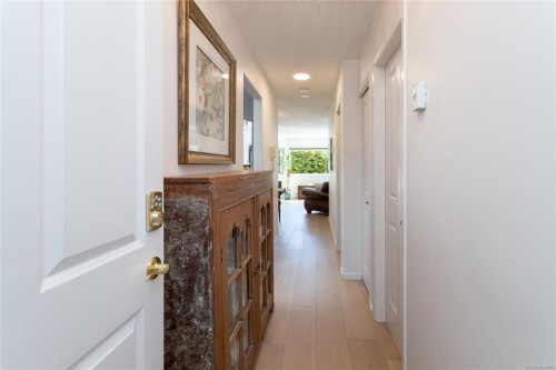 #204-9725 Fourth St, Sidney, BC - Indoor Photo Showing Other Room
