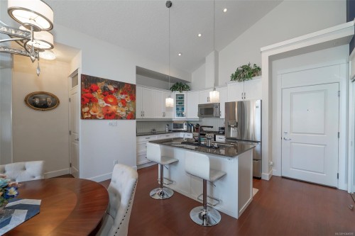 #402-3210 Jacklin Rd, Langford, BC - Indoor Photo Showing Kitchen With Upgraded Kitchen