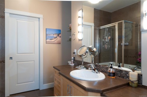 #402-3210 Jacklin Rd, Langford, BC - Indoor Photo Showing Bathroom