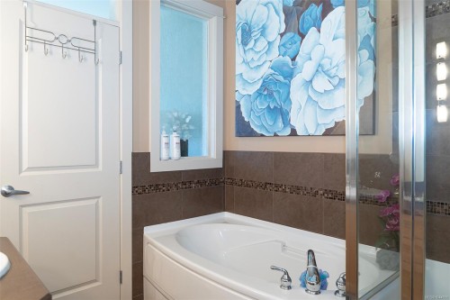 #402-3210 Jacklin Rd, Langford, BC - Indoor Photo Showing Bathroom