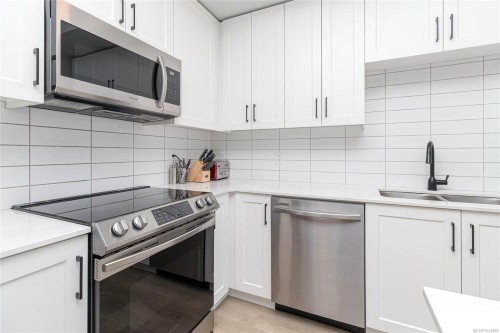 #301-2465 Gateway Rd, Langford, BC - Indoor Photo Showing Kitchen With Double Sink With Upgraded Kitchen