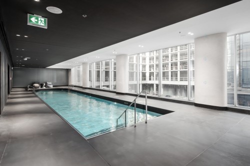 Piscine - 4309-1205 Place Phillips, Montréal (Ville-Marie), QC - Indoor Photo Showing Other Room With In Ground Pool