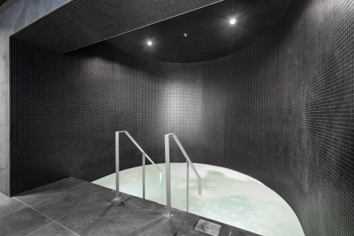 Spa - 4309-1205 Place Phillips, Montréal (Ville-Marie), QC - Indoor Photo Showing Other Room
