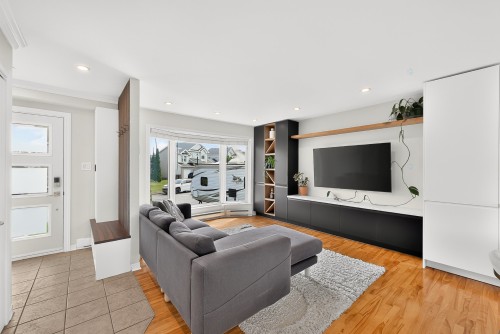 Hall d'entrée/Vestibule - 38 Rue Toupin, Saint-Constant, QC - Indoor Photo Showing Living Room