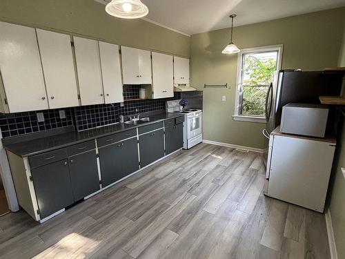 9 Ruttan St., Thunder Bay, ON - Indoor Photo Showing Kitchen With Double Sink