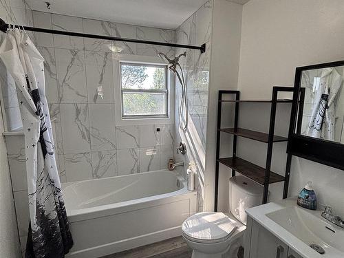 9 Ruttan St., Thunder Bay, ON - Indoor Photo Showing Bathroom