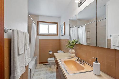 102 Ashbury Bay, Winnipeg, MB - Indoor Photo Showing Bathroom