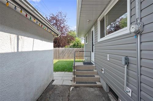 102 Ashbury Bay, Winnipeg, MB - Outdoor With Exterior