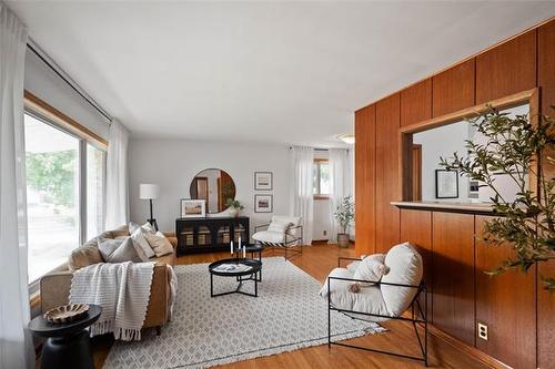 102 Ashbury Bay, Winnipeg, MB - Indoor Photo Showing Living Room