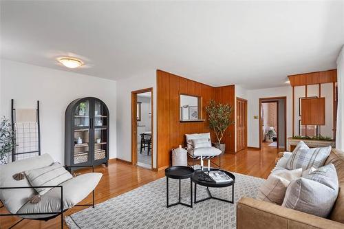 102 Ashbury Bay, Winnipeg, MB - Indoor Photo Showing Living Room