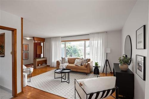 102 Ashbury Bay, Winnipeg, MB - Indoor Photo Showing Living Room