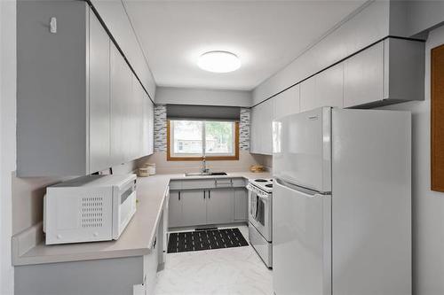 102 Ashbury Bay, Winnipeg, MB - Indoor Photo Showing Kitchen