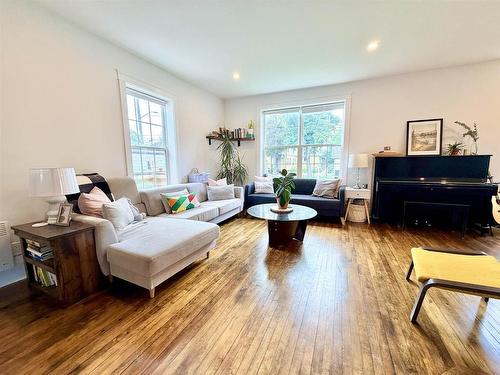 211 Winter Street, Summerside, PE - Indoor Photo Showing Living Room