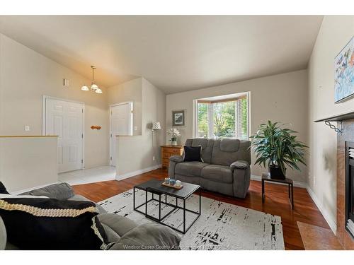 1286 Rendezvous, Windsor, ON - Indoor Photo Showing Living Room
