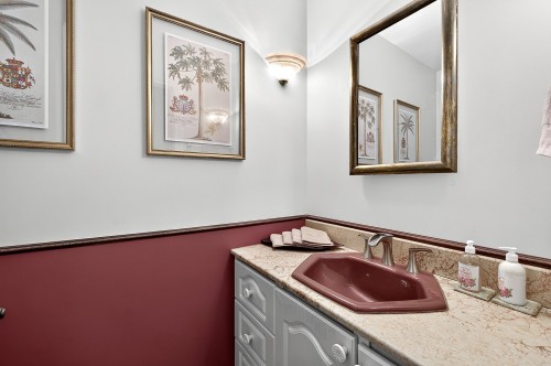 Powder room - 417 Boul. Beaconsfield, Beaconsfield, QC - Indoor Photo Showing Bathroom