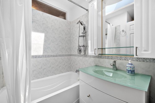 Bathroom - 417 Boul. Beaconsfield, Beaconsfield, QC - Indoor Photo Showing Bathroom