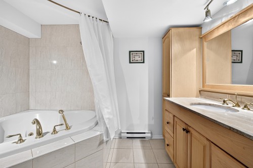 Bathroom - 417 Boul. Beaconsfield, Beaconsfield, QC - Indoor Photo Showing Bathroom