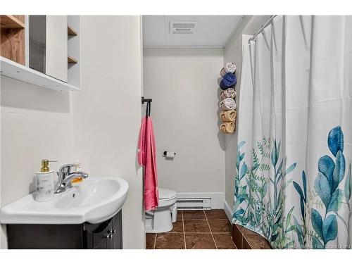 366-368 Beaconsfield Cres, Saint John, NB - Indoor Photo Showing Bathroom