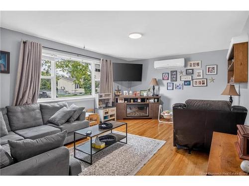 366-368 Beaconsfield Cres, Saint John, NB - Indoor Photo Showing Living Room