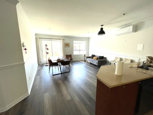 Salon - 313-1750 Rue St-Louis, Montréal (Saint-Laurent), QC - Indoor