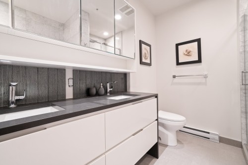 Salle de bains attenante à la CCP - Ph5303-1288 Rue St-Antoine O., Montréal (Ville-Marie), QC 