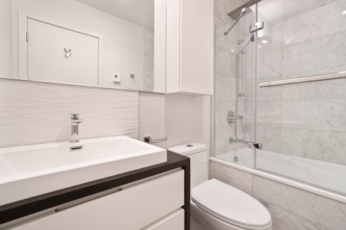 Salle de bains attenante à la CCP - Ph5303-1288 Rue St-Antoine O., Montréal (Ville-Marie), QC 