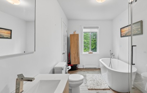 Master Bathroom - 234  - 236 Rue Ambroise-Dearden, Windsor, QC - Indoor Photo Showing Bathroom