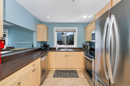 #106-650 Dobson Rd, Duncan, BC - Indoor Photo Showing Kitchen With Double Sink