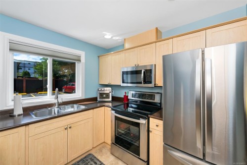 #106-650 Dobson Rd, Duncan, BC - Indoor Photo Showing Kitchen With Double Sink