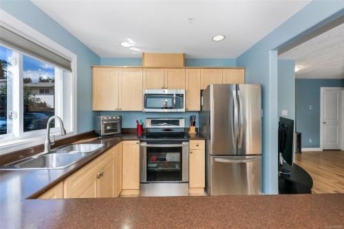 #106-650 Dobson Rd, Duncan, BC - Indoor Photo Showing Kitchen With Double Sink