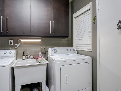 1296 Downham Pl, Saanich, BC 
