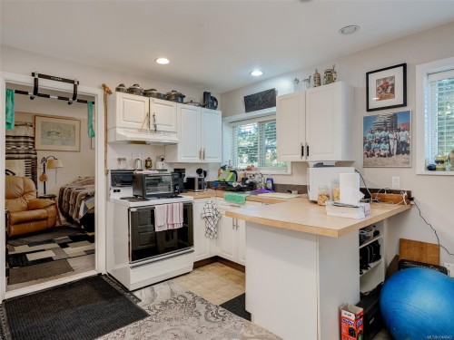 1296 Downham Pl, Saanich, BC 