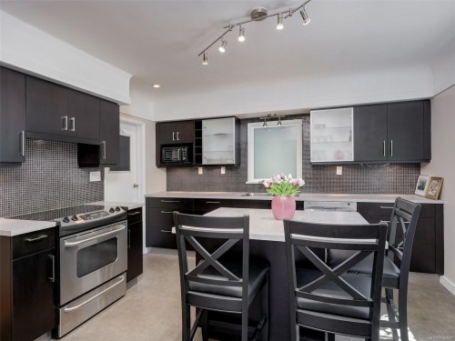 1296 Downham Pl, Saanich, BC 