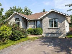 757 Porcupine Boulevard Thunder Bay, ON P7C 5Y9