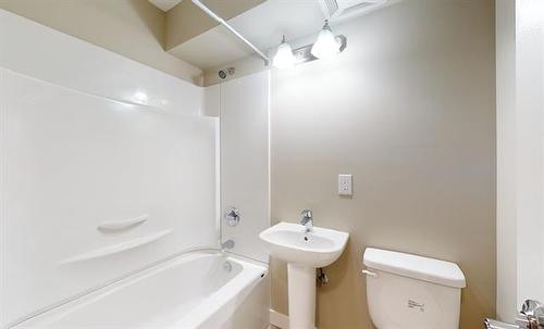 537 Ellice Ave, Winnipeg, MB - Indoor Photo Showing Bathroom
