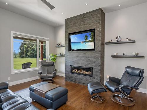 2422 Broadway Ave, Thunder Bay, ON - Indoor Photo Showing Living Room With Fireplace