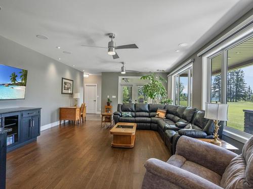 2422 Broadway Ave, Thunder Bay, ON - Indoor Photo Showing Living Room