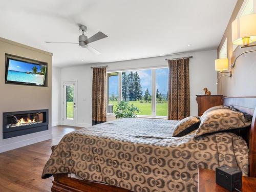 2422 Broadway Ave, Thunder Bay, ON - Indoor Photo Showing Bedroom With Fireplace