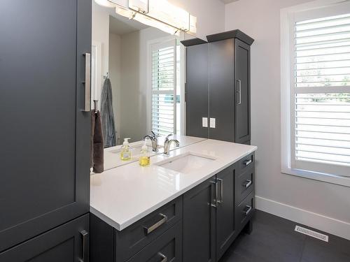 2422 Broadway Ave, Thunder Bay, ON - Indoor Photo Showing Bathroom