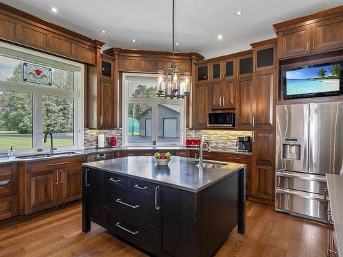 2422 Broadway Ave, Thunder Bay, ON - Indoor Photo Showing Kitchen With Double Sink With Upgraded Kitchen