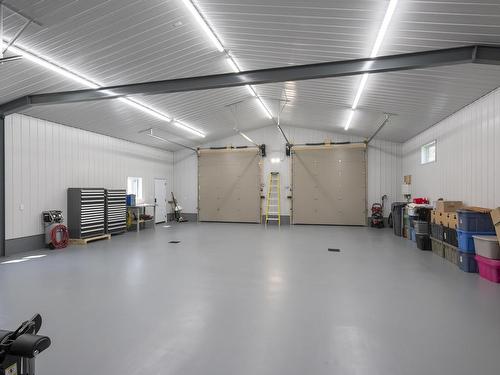 2422 Broadway Ave, Thunder Bay, ON - Indoor Photo Showing Garage