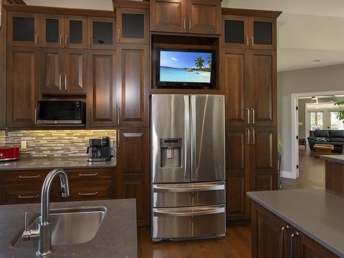 2422 Broadway Ave, Thunder Bay, ON - Indoor Photo Showing Kitchen With Upgraded Kitchen
