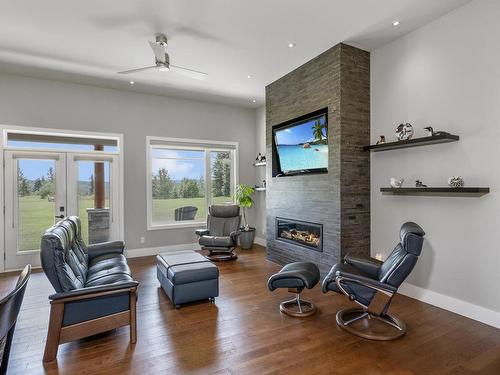 2422 Broadway Ave, Thunder Bay, ON - Indoor Photo Showing Living Room With Fireplace